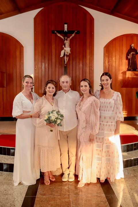 Bodas de Ouro em Praia do Forte-Ba,Registro Fotográfico de Renovação de Votos,Fotografia de Família, Histórias de Amor Duradouro,Celebração de 50 Anos de Casados, Cerimônia Intimista à Beira-Mar, Momentos Especiais Capturados em Imagens,WaldyrLantyer'