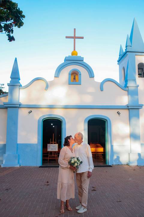 Bodas de Ouro em Praia do Forte-Ba,Registro Fotográfico de Renovação de Votos,Fotografia de Família, Histórias de Amor Duradouro,Celebração de 50 Anos de Casados, Cerimônia Intimista à Beira-Mar, Momentos Especiais Capturados em Imagens,WaldyrLantyer'