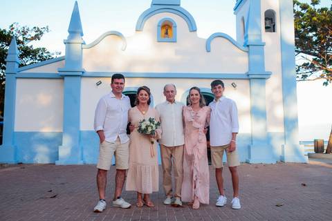 Bodas de Ouro em Praia do Forte-Ba,Registro Fotográfico de Renovação de Votos,Fotografia de Família, Histórias de Amor Duradouro,Celebração de 50 Anos de Casados, Cerimônia Intimista à Beira-Mar, Momentos Especiais Capturados em Imagens,WaldyrLantyer'