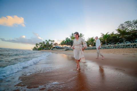 Bodas de Ouro em Praia do Forte-Ba,Registro Fotográfico de Renovação de Votos,Fotografia de Família, Histórias de Amor Duradouro,Celebração de 50 Anos de Casados, Cerimônia Intimista à Beira-Mar, Momentos Especiais Capturados em Imagens,WaldyrLantyer'