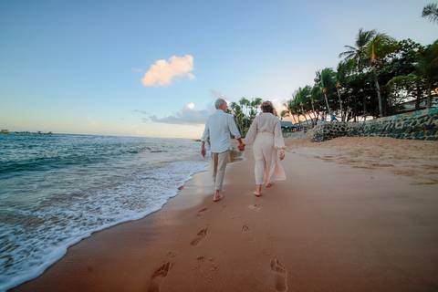 Bodas de Ouro em Praia do Forte-Ba,Registro Fotográfico de Renovação de Votos,Fotografia de Família, Histórias de Amor Duradouro,Celebração de 50 Anos de Casados, Cerimônia Intimista à Beira-Mar, Momentos Especiais Capturados em Imagens,WaldyrLantyer'