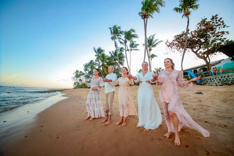 Bodas de Ouro em Praia do Forte-Ba,Registro Fotográfico de Renovação de Votos,Fotografia de Família, Histórias de Amor Duradouro,Celebração de 50 Anos de Casados, Cerimônia Intimista à Beira-Mar, Momentos Especiais Capturados em Imagens,WaldyrLantyer'