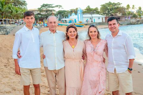 Bodas de Ouro em Praia do Forte-Ba,Registro Fotográfico de Renovação de Votos,Fotografia de Família, Histórias de Amor Duradouro,Celebração de 50 Anos de Casados, Cerimônia Intimista à Beira-Mar, Momentos Especiais Capturados em Imagens,WaldyrLantyer'