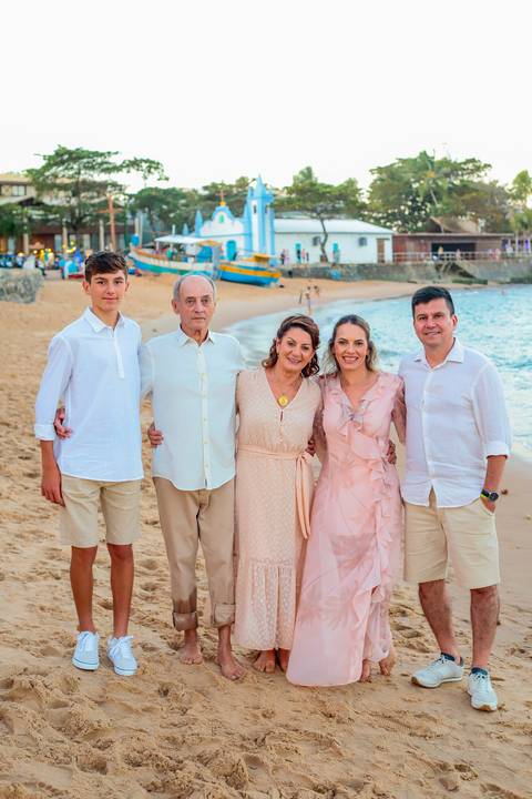 Bodas de Ouro em Praia do Forte-Ba,Registro Fotográfico de Renovação de Votos,Fotografia de Família, Histórias de Amor Duradouro,Celebração de 50 Anos de Casados, Cerimônia Intimista à Beira-Mar, Momentos Especiais Capturados em Imagens,WaldyrLantyer'