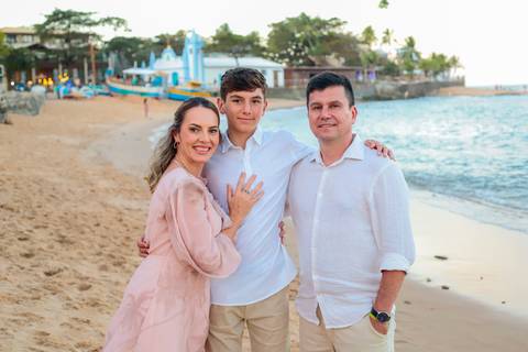 Bodas de Ouro em Praia do Forte-Ba,Registro Fotográfico de Renovação de Votos,Fotografia de Família, Histórias de Amor Duradouro,Celebração de 50 Anos de Casados, Cerimônia Intimista à Beira-Mar, Momentos Especiais Capturados em Imagens,WaldyrLantyer'