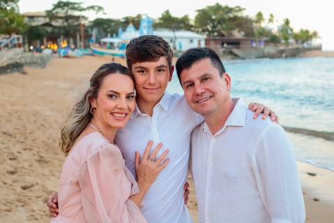 Bodas de Ouro em Praia do Forte-Ba,Registro Fotográfico de Renovação de Votos,Fotografia de Família, Histórias de Amor Duradouro,Celebração de 50 Anos de Casados, Cerimônia Intimista à Beira-Mar, Momentos Especiais Capturados em Imagens,WaldyrLantyer'