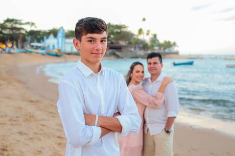 Bodas de Ouro em Praia do Forte-Ba,Registro Fotográfico de Renovação de Votos,Fotografia de Família, Histórias de Amor Duradouro,Celebração de 50 Anos de Casados, Cerimônia Intimista à Beira-Mar, Momentos Especiais Capturados em Imagens,WaldyrLantyer'