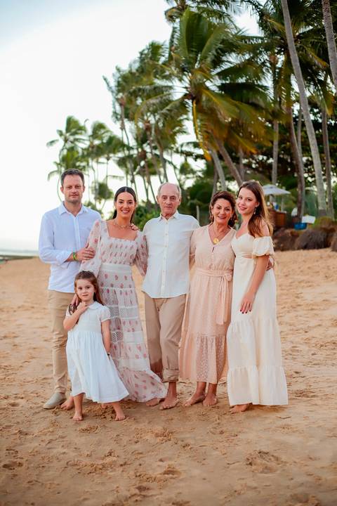 Bodas de Ouro em Praia do Forte-Ba,Registro Fotográfico de Renovação de Votos,Fotografia de Família, Histórias de Amor Duradouro,Celebração de 50 Anos de Casados, Cerimônia Intimista à Beira-Mar, Momentos Especiais Capturados em Imagens,WaldyrLantyer'