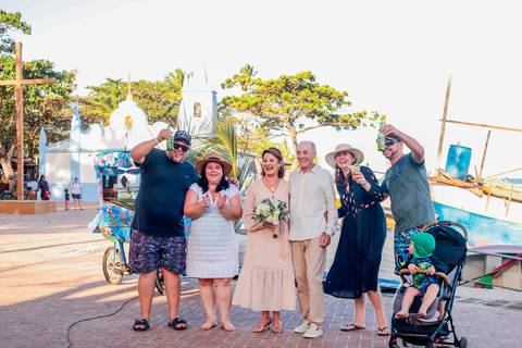 Bodas de Ouro em Praia do Forte-Ba,Registro Fotográfico de Renovação de Votos,Fotografia de Família, Histórias de Amor Duradouro,Celebração de 50 Anos de Casados, Cerimônia Intimista à Beira-Mar, Momentos Especiais Capturados em Imagens,WaldyrLantyer'