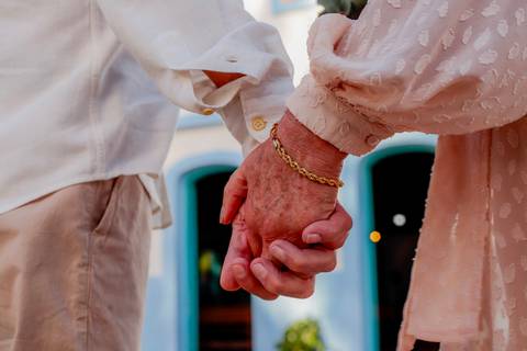 Bodas de Ouro em Praia do Forte-Ba,Registro Fotográfico de Renovação de Votos,Fotografia de Família, Histórias de Amor Duradouro,Celebração de 50 Anos de Casados, Cerimônia Intimista à Beira-Mar, Momentos Especiais Capturados em Imagens,WaldyrLantyer'
