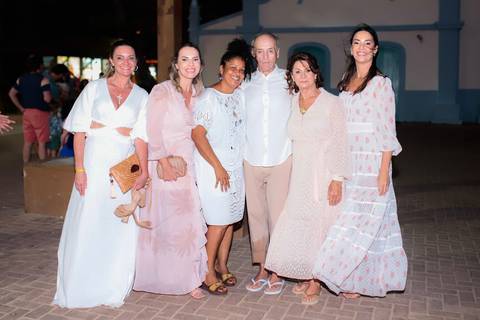 Bodas de Ouro em Praia do Forte-Ba,Registro Fotográfico de Renovação de Votos,Fotografia de Família, Histórias de Amor Duradouro,Celebração de 50 Anos de Casados, Cerimônia Intimista à Beira-Mar, Momentos Especiais Capturados em Imagens,WaldyrLantyer'