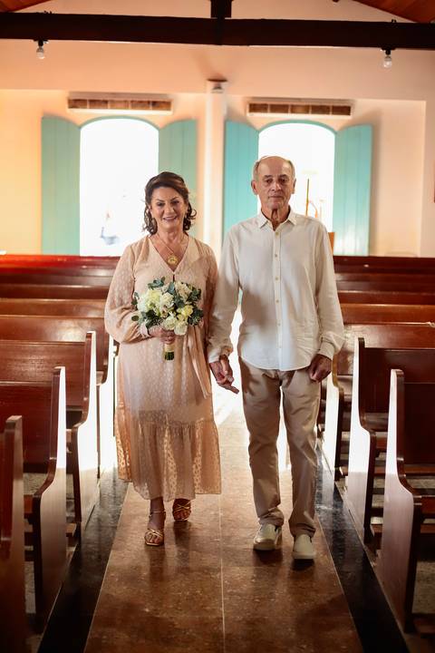 Bodas de Ouro em Praia do Forte-Ba,Registro Fotográfico de Renovação de Votos,Fotografia de Família, Histórias de Amor Duradouro,Celebração de 50 Anos de Casados, Cerimônia Intimista à Beira-Mar, Momentos Especiais Capturados em Imagens,WaldyrLantyer'