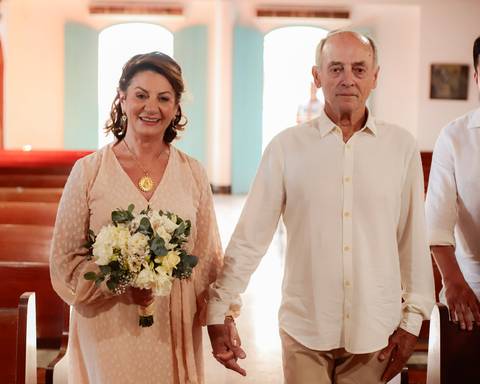 Bodas de Ouro em Praia do Forte-Ba,Registro Fotográfico de Renovação de Votos,Fotografia de Família, Histórias de Amor Duradouro,Celebração de 50 Anos de Casados, Cerimônia Intimista à Beira-Mar, Momentos Especiais Capturados em Imagens,WaldyrLantyer'