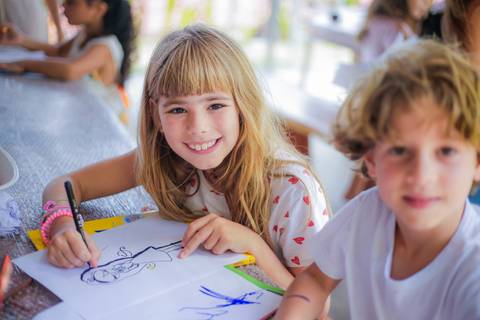 Villa Global em Salvador e Praia do Forte: uma combinação irresistível de aprendizado de nível internacional e momentos de descontração à beira-mar. O destino ideal para famílias que buscam uma experiência educacional única.'