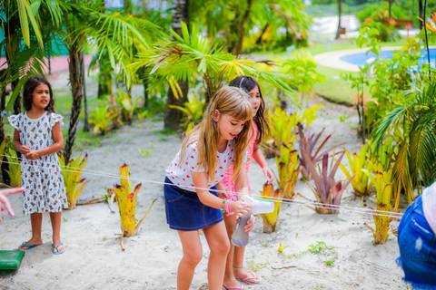 Praia do Forte, Bahia, é mais do que um destino de férias; é um ambiente que complementa a educação de nível internacional oferecida pela Villa Global em Salvador. Uma experiência completa que equilibra estudo, lazer e descobertas familiares.'