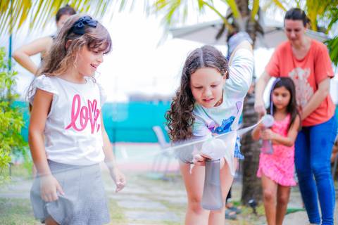 Praia do Forte, Bahia, é mais do que um destino de férias; é um ambiente que complementa a educação de nível internacional oferecida pela Villa Global em Salvador. Uma experiência completa que equilibra estudo, lazer e descobertas familiares.'