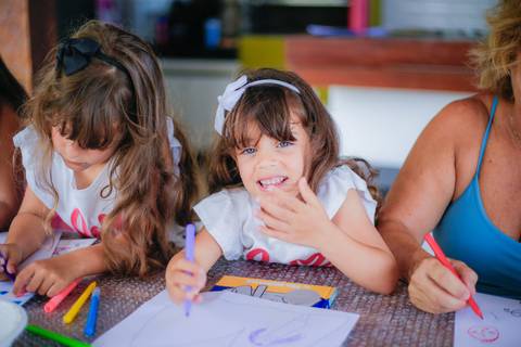 Praia do Forte, Bahia, é um convite à serenidade e educação de qualidade. Famílias ligadas à Villa Global em Salvador encontram neste destino tropical um ambiente propício para o desenvolvimento acadêmico e momentos inesquecíveis.'