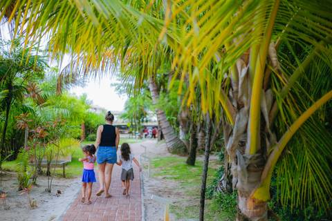 Praia do Forte, Bahia, é mais do que um destino de férias; é um ambiente que complementa a educação de nível internacional oferecida pela Villa Global em Salvador. Uma experiência completa que equilibra estudo, lazer e descobertas familiares.'