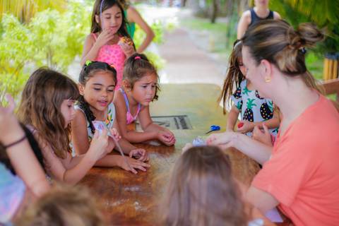 Praia do Forte, Bahia, é mais do que um destino de férias; é um ambiente que complementa a educação de nível internacional oferecida pela Villa Global em Salvador. Uma experiência completa que equilibra estudo, lazer e descobertas familiares.'