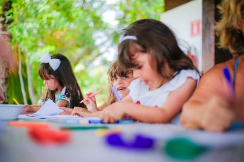 Descubra a magia de Praia do Forte, Bahia, um refúgio tropical para famílias com vínculos acadêmicos na prestigiada Villa Global em Salvador'