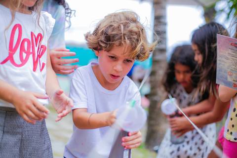 Praia do Forte, Bahia, é mais do que um destino de férias; é um ambiente que complementa a educação de nível internacional oferecida pela Villa Global em Salvador. Uma experiência completa que equilibra estudo, lazer e descobertas familiares.'