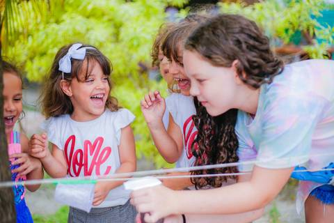 Praia do Forte, Bahia, é mais do que um destino de férias; é um ambiente que complementa a educação de nível internacional oferecida pela Villa Global em Salvador. Uma experiência completa que equilibra estudo, lazer e descobertas familiares.'