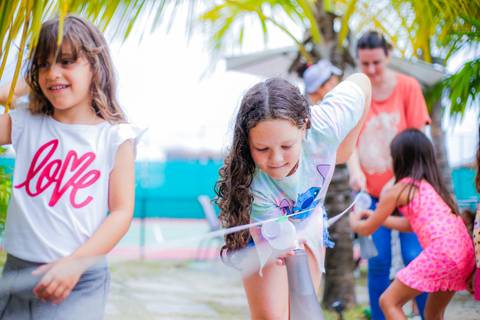 Praia do Forte, Bahia, é mais do que um destino de férias; é um ambiente que complementa a educação de nível internacional oferecida pela Villa Global em Salvador. Uma experiência completa que equilibra estudo, lazer e descobertas familiares.'