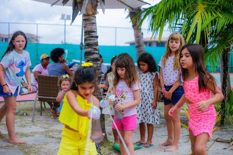 Praia do Forte, Bahia, é mais do que um destino de férias; é um ambiente que complementa a educação de nível internacional oferecida pela Villa Global em Salvador. Uma experiência completa que equilibra estudo, lazer e descobertas familiares.'