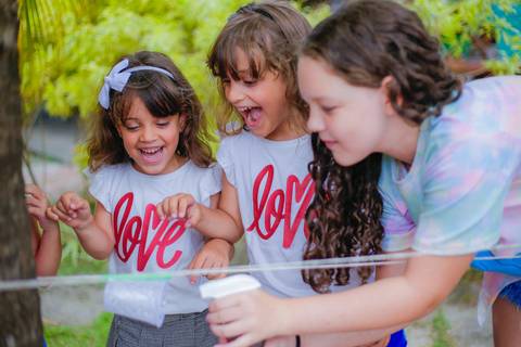 Praia do Forte, Bahia, é mais do que um destino de férias; é um ambiente que complementa a educação de nível internacional oferecida pela Villa Global em Salvador. Uma experiência completa que equilibra estudo, lazer e descobertas familiares.'