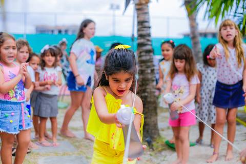 Praia do Forte, Bahia, é mais do que um destino de férias; é um ambiente que complementa a educação de nível internacional oferecida pela Villa Global em Salvador. Uma experiência completa que equilibra estudo, lazer e descobertas familiares.'