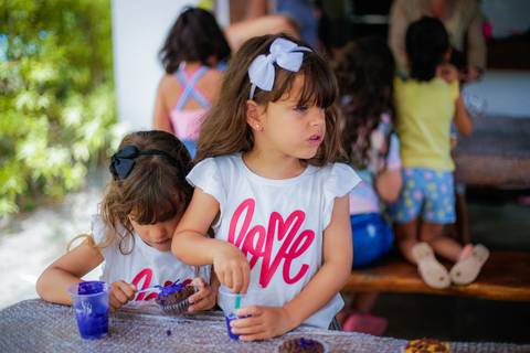 Viva o encanto de Praia do Forte, um destino repleto de belezas naturais que se torna ainda mais especial para famílias conectadas à Villa Global em Salvador. Uma combinação única entre lazer à beira-mar e uma educação de padrão internacional.'