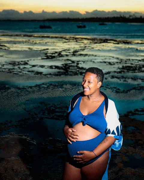 A suavidade da gestação reflete-se nas águas tranquilas de Praia do Forte, onde Milly exibe uma beleza serena e alegre ao lado de Lucas, antecipando com amor a chegada do pequeno Moisés. Resort Tivoli Praia do Forte-Ba'