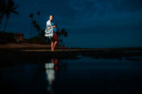 A suavidade da gestação reflete-se nas águas tranquilas de Praia do Forte, onde Milly exibe uma beleza serena e alegre ao lado de Lucas, antecipando com amor a chegada do pequeno Moisés. Resort Tivoli Praia do Forte-Ba'