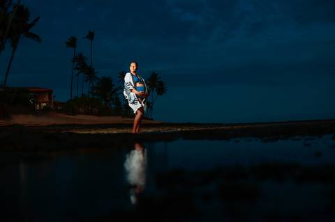 A suavidade da gestação reflete-se nas águas tranquilas de Praia do Forte, onde Milly exibe uma beleza serena e alegre ao lado de Lucas, antecipando com amor a chegada do pequeno Moisés. Resort Tivoli Praia do Forte-Ba'
