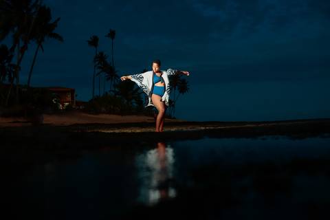 A suavidade da gestação reflete-se nas águas tranquilas de Praia do Forte, onde Milly exibe uma beleza serena e alegre ao lado de Lucas, antecipando com amor a chegada do pequeno Moisés. Resort Tivoli Praia do Forte-Ba'
