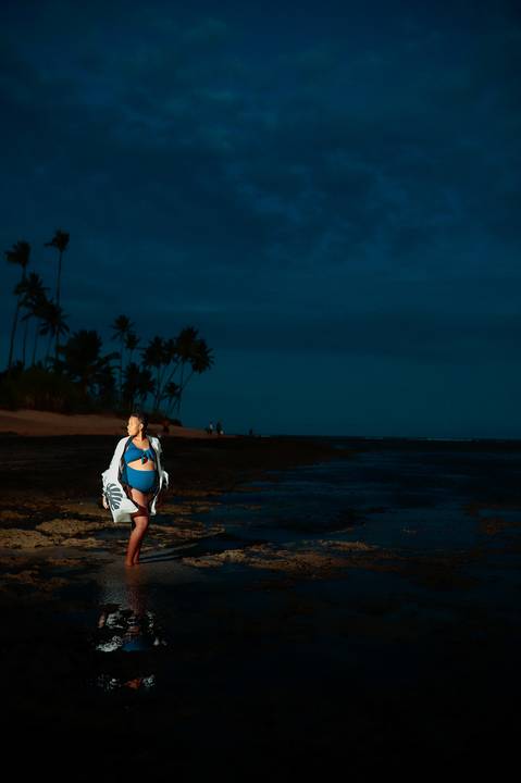 A suavidade da gestação reflete-se nas águas tranquilas de Praia do Forte, onde Milly exibe uma beleza serena e alegre ao lado de Lucas, antecipando com amor a chegada do pequeno Moisés. Resort Tivoli Praia do Forte-Ba'