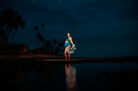 A suavidade da gestação reflete-se nas águas tranquilas de Praia do Forte, onde Milly exibe uma beleza serena e alegre ao lado de Lucas, antecipando com amor a chegada do pequeno Moisés. Resort Tivoli Praia do Forte-Ba'