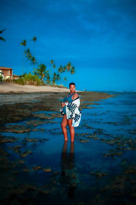 A suavidade da gestação reflete-se nas águas tranquilas de Praia do Forte, onde Milly exibe uma beleza serena e alegre ao lado de Lucas, antecipando com amor a chegada do pequeno Moisés. Resort Tivoli Praia do Forte-Ba'