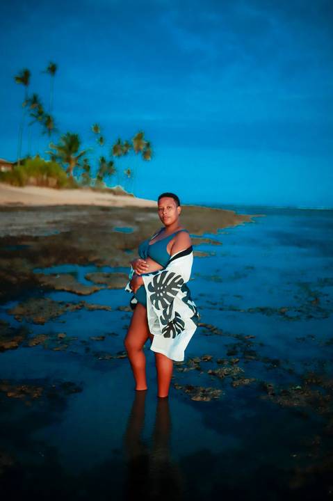 A suavidade da gestação reflete-se nas águas tranquilas de Praia do Forte, onde Milly exibe uma beleza serena e alegre ao lado de Lucas, antecipando com amor a chegada do pequeno Moisés. Resort Tivoli Praia do Forte-Ba'
