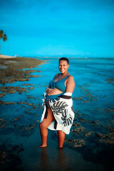 A suavidade da gestação reflete-se nas águas tranquilas de Praia do Forte, onde Milly exibe uma beleza serena e alegre ao lado de Lucas, antecipando com amor a chegada do pequeno Moisés. Resort Tivoli Praia do Forte-Ba'