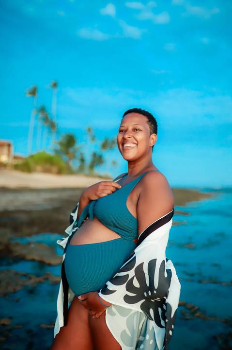 A suavidade da gestação reflete-se nas águas tranquilas de Praia do Forte, onde Milly exibe uma beleza serena e alegre ao lado de Lucas, antecipando com amor a chegada do pequeno Moisés. Resort Tivoli Praia do Forte-Ba'