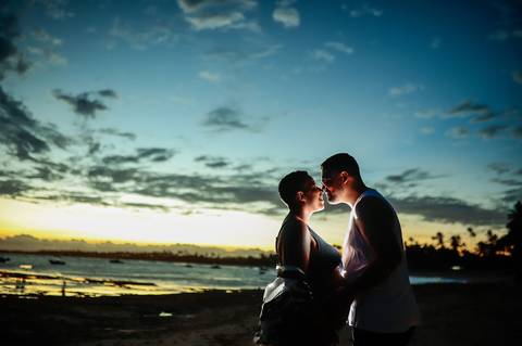 A suavidade da gestação reflete-se nas águas tranquilas de Praia do Forte, onde Milly exibe uma beleza serena e alegre ao lado de Lucas, antecipando com amor a chegada do pequeno Moisés. Resort Tivoli Praia do Forte-Ba'