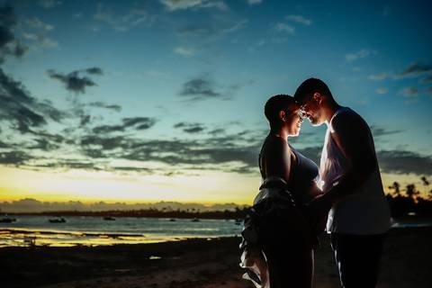 A suavidade da gestação reflete-se nas águas tranquilas de Praia do Forte, onde Milly exibe uma beleza serena e alegre ao lado de Lucas, antecipando com amor a chegada do pequeno Moisés. Resort Tivoli Praia do Forte-Ba'