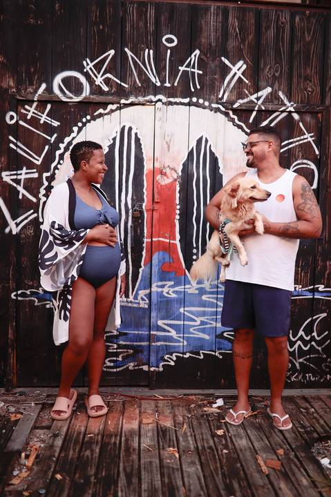 Entre risos e olhares apaixonados, Milly & Lucas aproveitam cada momento mágico do ensaio gestacional à beira-mar em Praia do Forte, registrando uma espera cheia de cumplicidade e alegria. Os detalhes do cenário natural se entrelaçam com a expressão de fe'