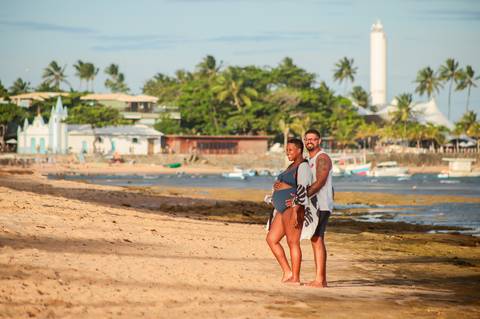 O ensaio gestacional de Milly & Lucas em Praia do Forte é uma celebração visual do amor, da família e da espera pelo pequeno Moisés, com cada foto contando uma história única e especial. As expressões faciais e os gestos carinhosos entre o casal transmite'