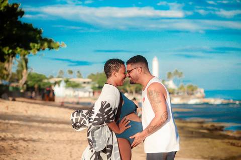 O ensaio gestacional de Milly & Lucas em Praia do Forte é uma celebração visual do amor, da família e da espera pelo pequeno Moisés, com cada foto contando uma história única e especial. As expressões faciais e os gestos carinhosos entre o casal transmite'