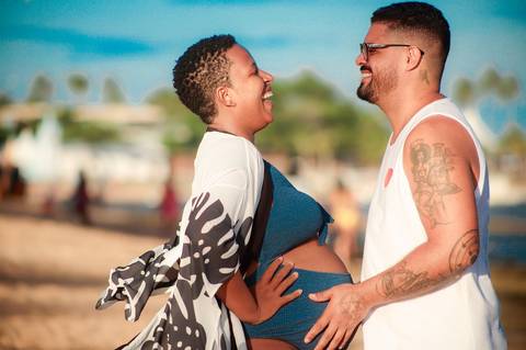 O ensaio gestacional de Milly & Lucas em Praia do Forte é uma celebração visual do amor, da família e da espera pelo pequeno Moisés, com cada foto contando uma história única e especial. As expressões faciais e os gestos carinhosos entre o casal transmite'