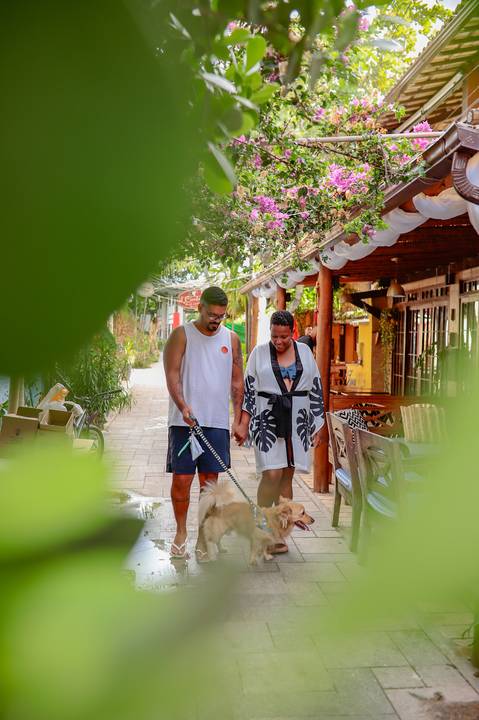 Entre risos e olhares apaixonados, Milly & Lucas aproveitam cada momento mágico do ensaio gestacional à beira-mar em Praia do Forte, registrando uma espera cheia de cumplicidade e alegria. Os detalhes do cenário natural se entrelaçam com a expressão de fe'