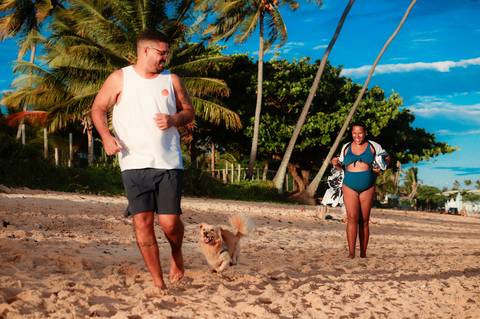 O ensaio gestacional de Milly & Lucas em Praia do Forte é uma celebração visual do amor, da família e da espera pelo pequeno Moisés, com cada foto contando uma história única e especial. As expressões faciais e os gestos carinhosos entre o casal transmite'
