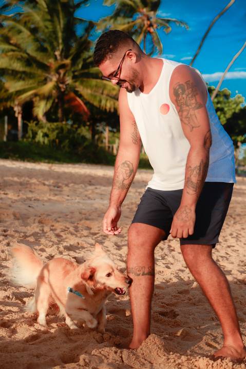 O ensaio gestacional de Milly & Lucas em Praia do Forte é uma celebração visual do amor, da família e da espera pelo pequeno Moisés, com cada foto contando uma história única e especial. As expressões faciais e os gestos carinhosos entre o casal transmite'